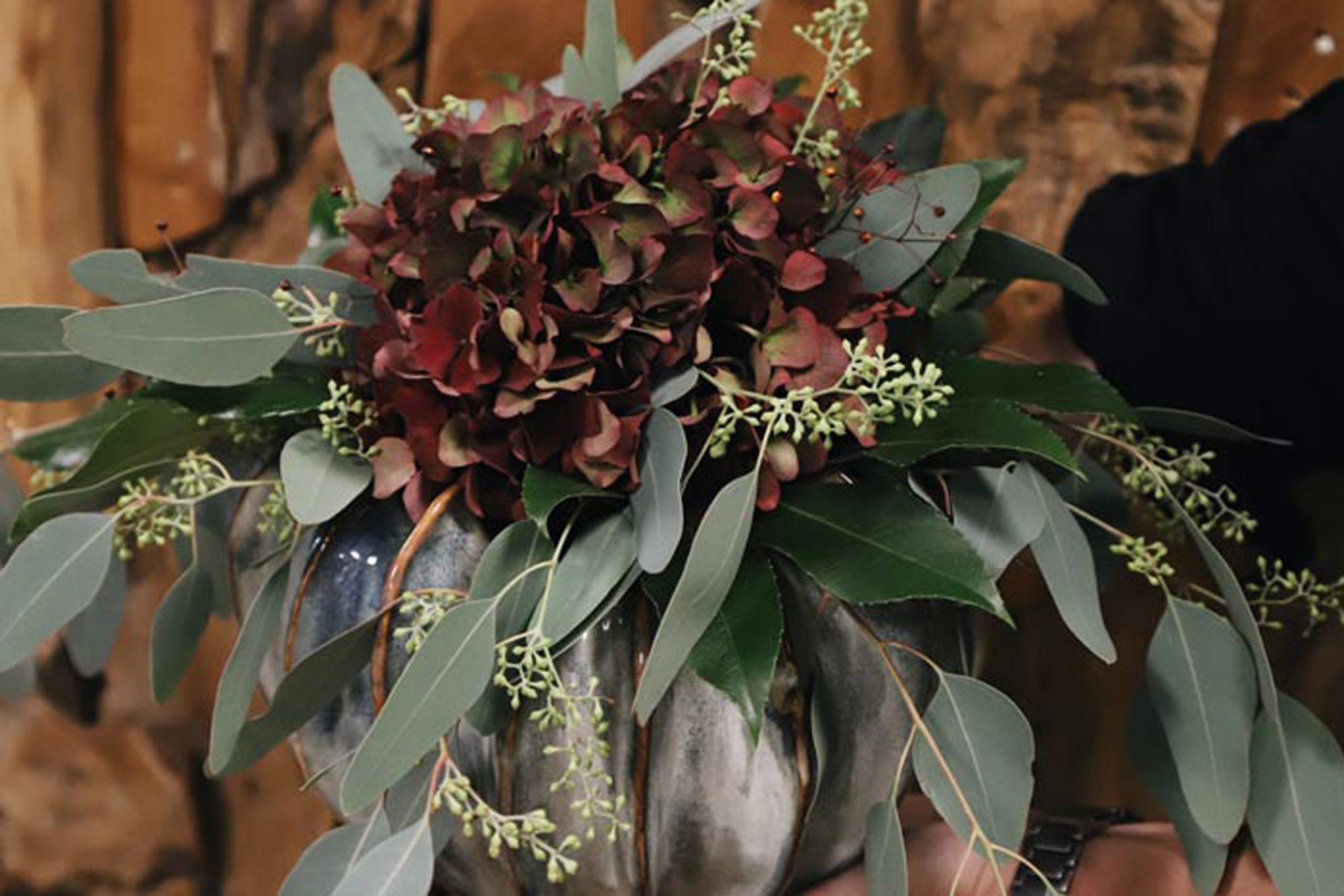 En blommkruka med blommor