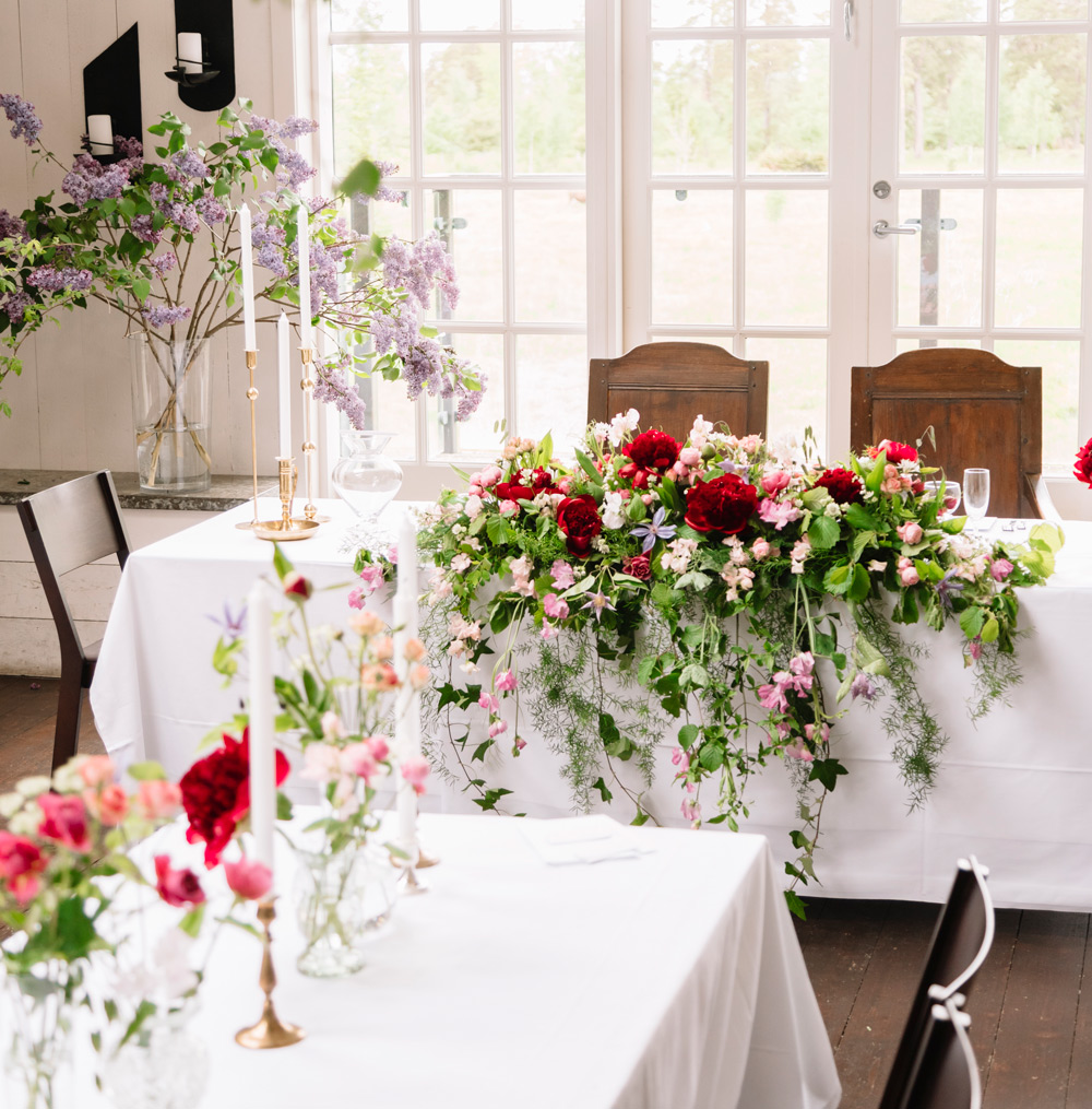 Brölloppsbord dekorerade med blommor
